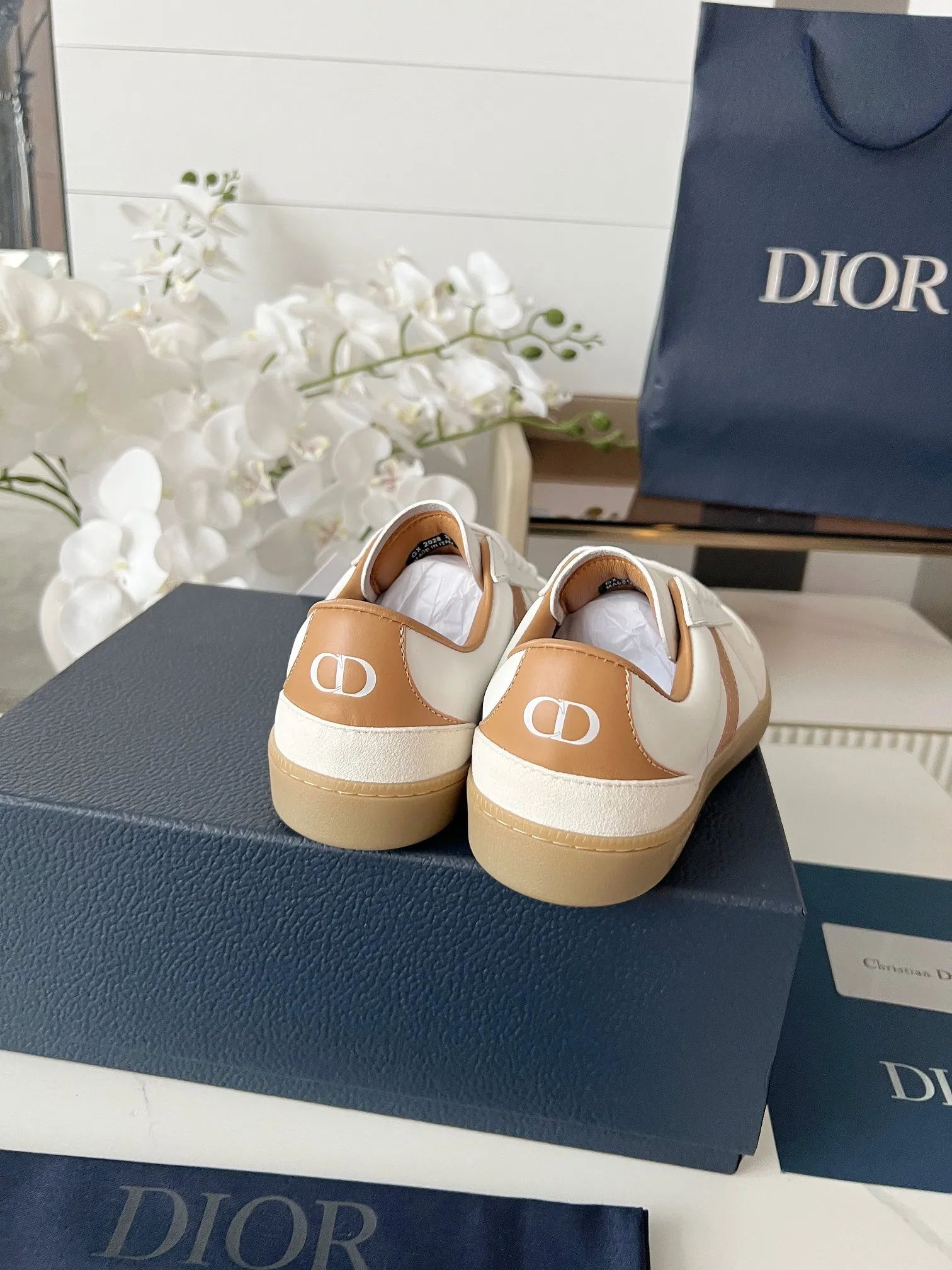 Men's Men's Shoes💰420 [New Style]🍿🍿Dior Dior Size: 38-44 (45 customized) 2025 new Dior B01 top version of moral training shoes! ! ! Made of white and brown first-layer cowhide, paired with white high-mercerized smooth suede, the upper is fully oiled and the original TPU molded outsole. New to the Fall 2025 collection, this sneaker marks the return of Dior’s classic style, reinterpreted in a stylish and elegant silhouette. Crafted from brown and white smooth first-grain cowhide, it's decorated with white high-mercerized cow suede splicing to enhance the style. Lined in tonal silk sheepskin, the shoe is finished with the Dior logo on the tongue and inner sides, and the CD icon on the heel. Paired with amber Tpu non-slip soles, it can be matched with various styles to create a sophisticated look.